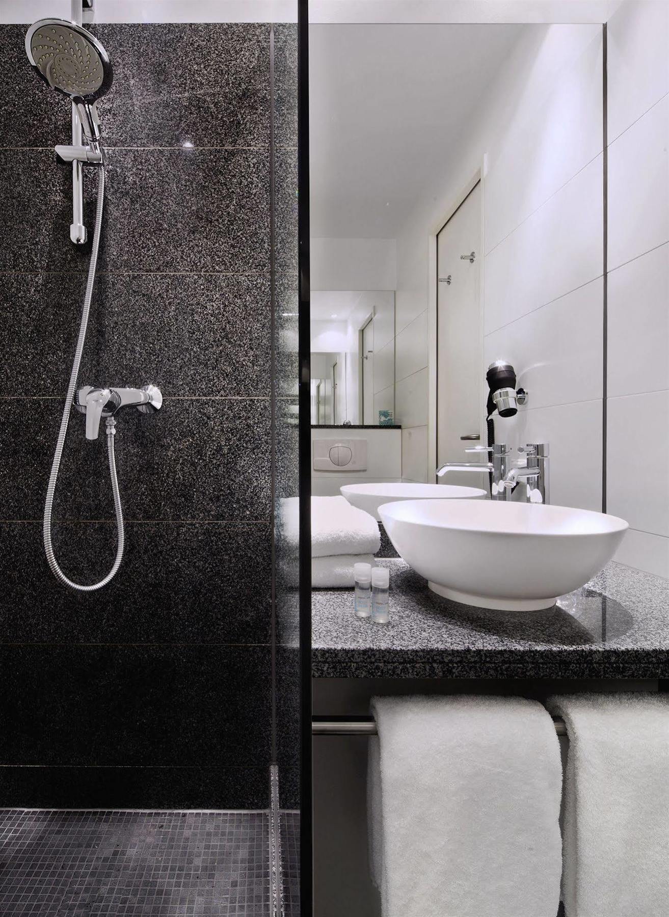 Hotel One München-westend 3*